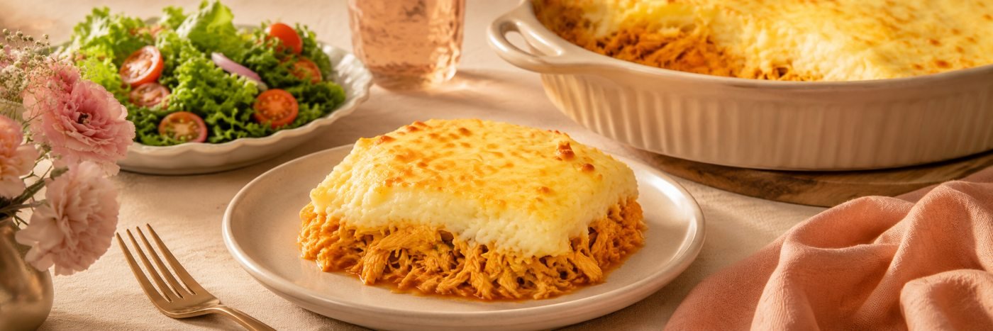 Porção de escondidinho de frango para o Dia das Mães servida com salada verde