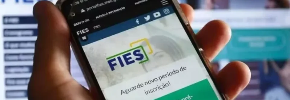 Celular aberto no portal do Fies com tela de inscrição do programa de financiamento estudantil