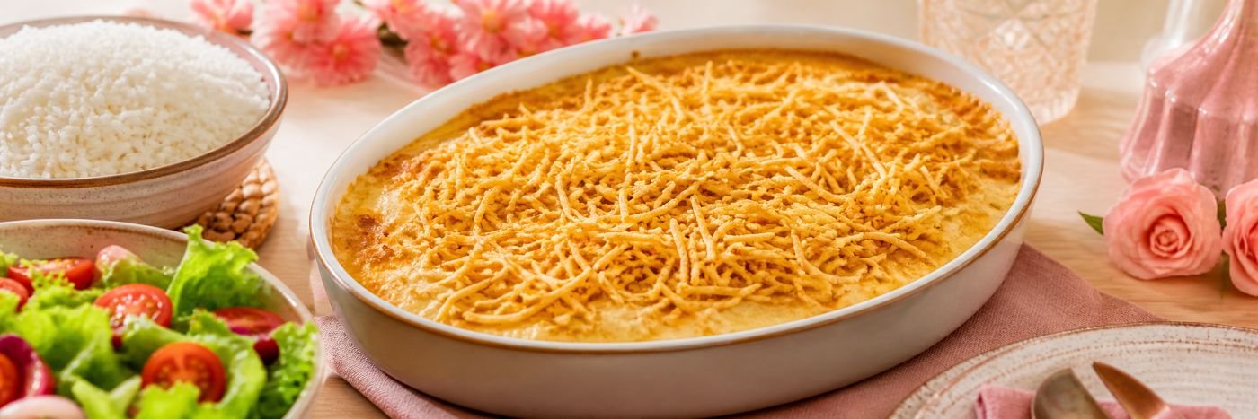 Fricassê de frango pronto para o almoço de Dia das Mães com arroz e salada
