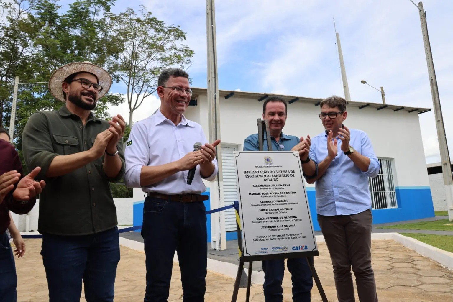 Autoridades participam da inauguração do Sistema de Esgotamento Sanitário em Jaru, Rondônia, diante da estrutura entregue.