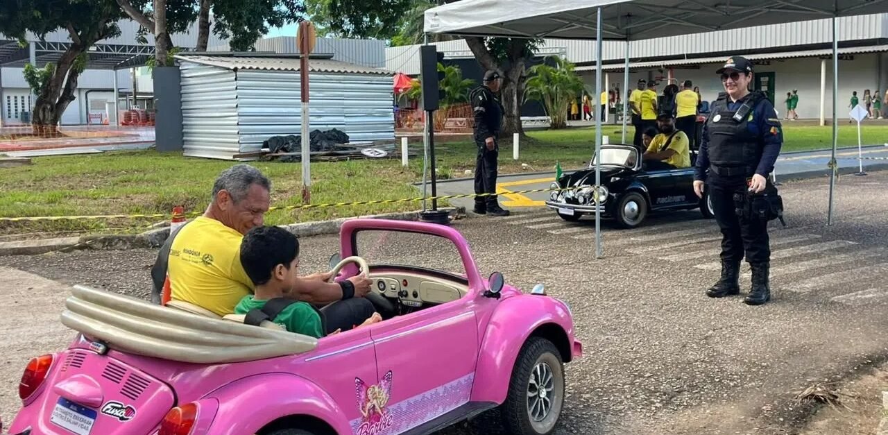 Criança participa de circuito educativo com carrinho durante ação do Maio Amarelo 2026 em Rondônia