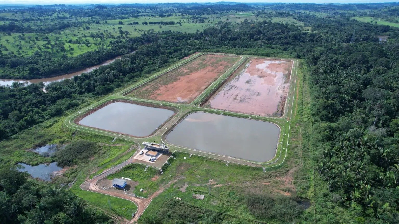 Vista aérea das lagoas de tratamento de esgoto em Jaru, Rondônia, cercadas por área verde e infraestrutura de saneamento.