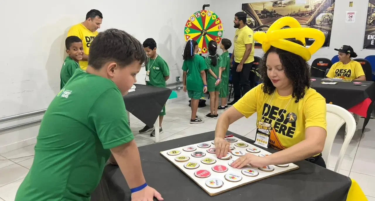 Crianças participam de jogos educativos do Detran-RO durante o Maio Amarelo 2026 em Rondônia