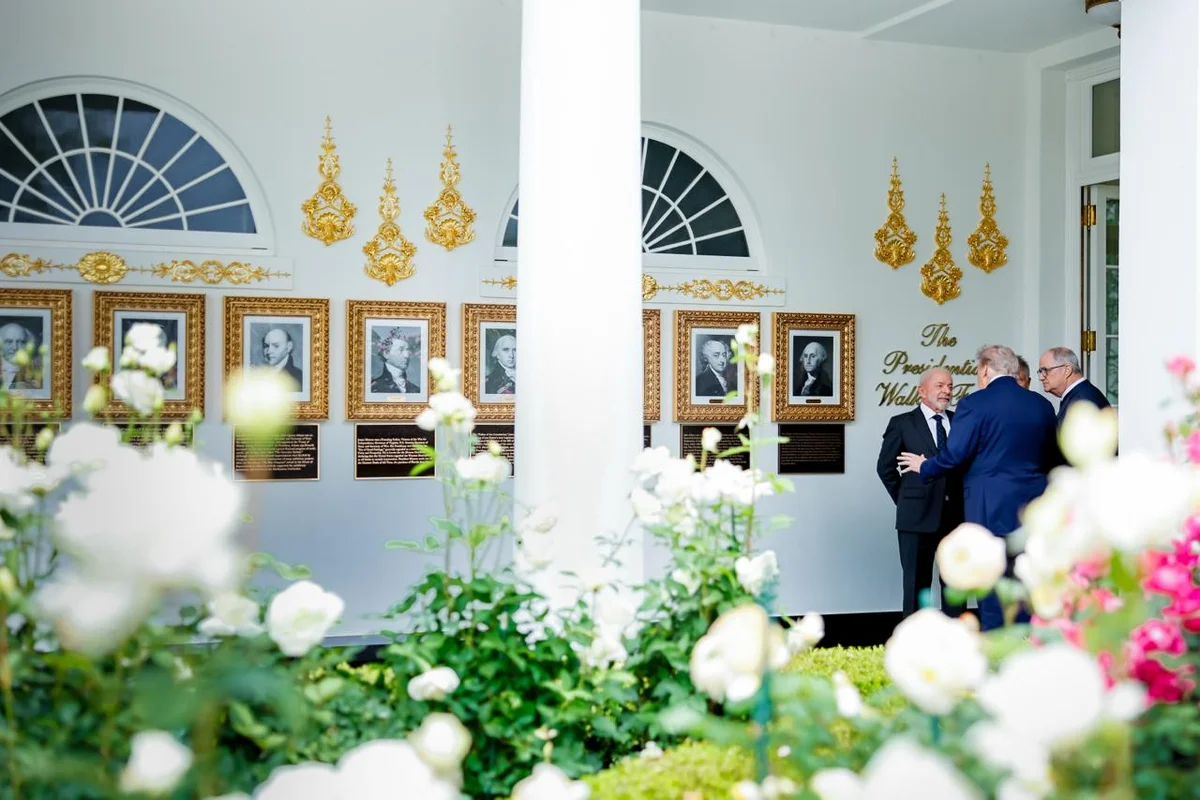 Trump e Lula conversam durante encontro diplomático na Casa Branca
