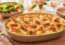 Faltam 5 dias para o Dia das Mães: macarrão cremoso vira sugestão prática Macarrão cremoso para o Dia das Mães servido com molho branco e bacon em mesa familiar