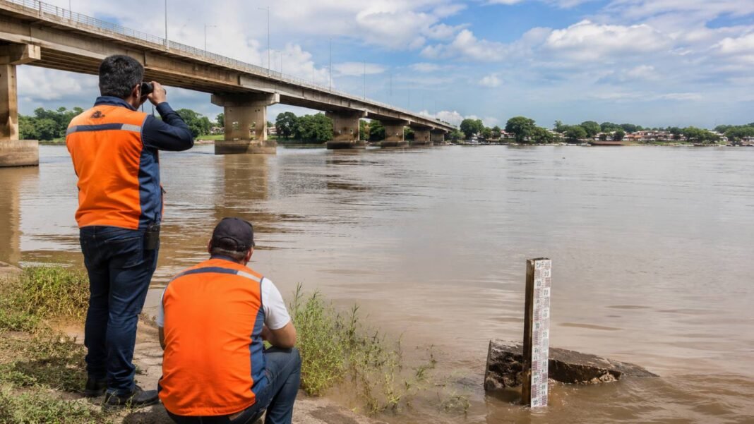 Monitoramento do rio Madeira em Porto Velho com agentes da Defesa Civil acompanhando o nível da água