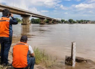 Rio Madeira segue monitorado para reduzir riscos da cheia em Porto Velho Monitoramento do rio Madeira em Porto Velho com agentes da Defesa Civil acompanhando o nível da água