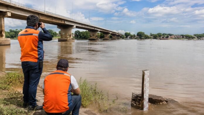 Monitoramento do rio Madeira em Porto Velho Monitoramento do rio Madeira em Porto Velho com agentes da Defesa Civil acompanhando o nível da água
