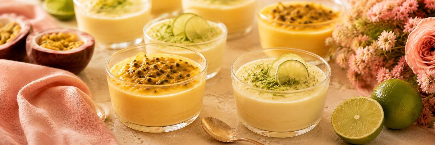 Mousse servido no Dia das Mães Taça de mousse para o Dia das Mães servida com limão, maracujá e colher em mesa clara