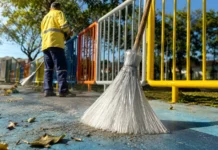 Programa transforma garrafas PET em vassouras e amplia serviços urbanos em Porto Velho Trabalhador realiza limpeza urbana em Porto Velho com vassoura produzida a partir de garrafas PET recicladas.