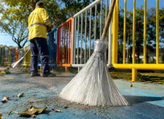 Programa transforma garrafas PET em vassouras e amplia serviços urbanos em Porto Velho Trabalhador realiza limpeza urbana em Porto Velho com vassoura produzida a partir de garrafas PET recicladas.