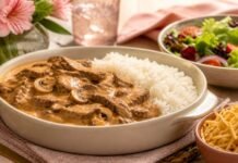 Faltam 6 dias para o Dia das Mães: strogonoff fácil ajuda no almoço especial Strogonoff para o Dia das Mães servido com arroz e batata palha em mesa familiar