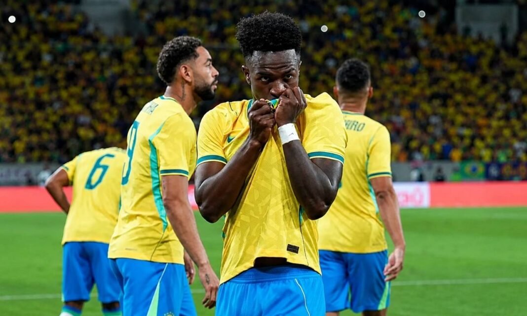 Jogadores da Seleção Brasileira em campo antes do amistoso Brasil x Egito