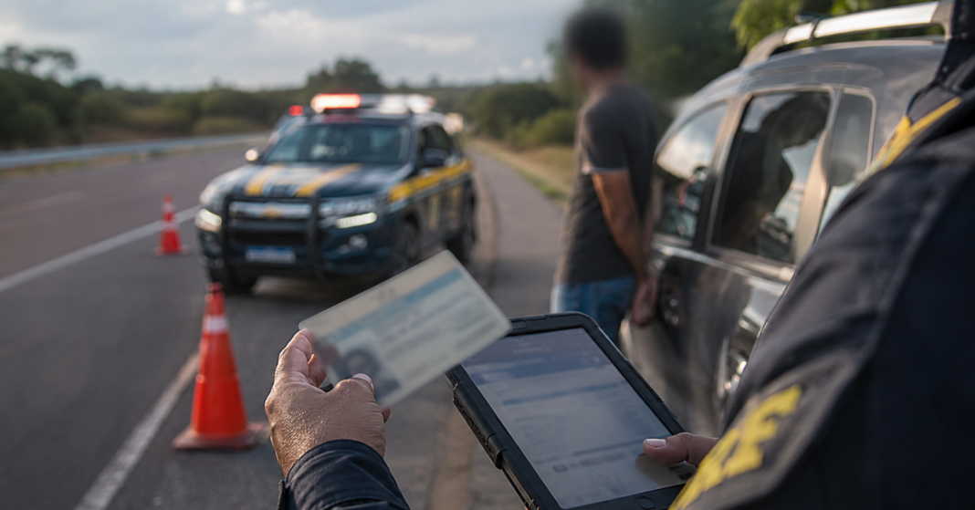 Documento falso é verificado pela PRF durante fiscalização que identificou foragido na BR-153.