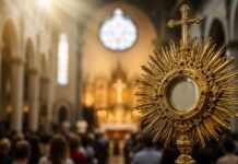 Corpus Christi gera dúvida entre feriado e ponto facultativo; entenda Corpus Christi é feriado em algumas capitais e ponto facultativo em outras, com imagem de ostensório em igreja durante celebração católica