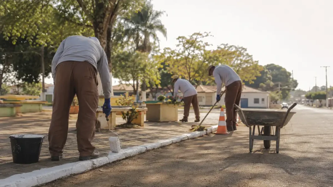 Trabalho de reeducandos em Corumbiara em serviço de manutenção urbana supervisionada