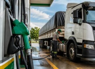 Diesel da Petrobras terá redução por litro após medida do governo federal desconto no diesel petrobras