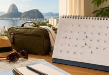 Após Corpus Christi, Brasil ainda terá 5 feriadões em 2026 Feriados prolongados em 2026 com calendário, mala de viagem e itens de planejamento sobre uma mesa