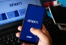 Governo amplia prazo para candidatos se inscreverem no Enem 2026 Inscrição do Enem 2026 aparece em celular com página do exame ao fundo