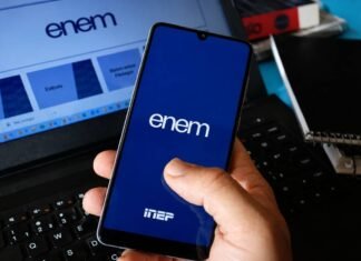 Governo amplia prazo para candidatos se inscreverem no Enem 2026 Inscrição do Enem 2026 aparece em celular com página do exame ao fundo