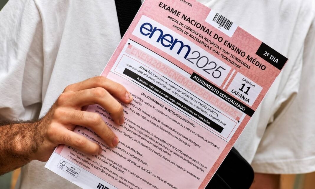 Candidato segura caderno de prova do Enem em imagem horizontal sobre inscrição do Enem 2026