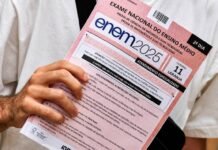 Candidatos têm últimas horas para confirmar participação no Enem 2026 Candidato segura caderno de prova do Enem em imagem horizontal sobre inscrição do Enem 2026