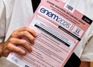 Candidatos têm últimas horas para confirmar participação no Enem 2026 Candidato segura caderno de prova do Enem em imagem horizontal sobre inscrição do Enem 2026