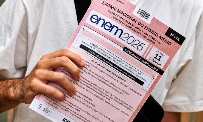 Inscrição do Enem 2026 termina nesta sexta-feira Candidato segura caderno de prova do Enem em imagem horizontal sobre inscrição do Enem 2026