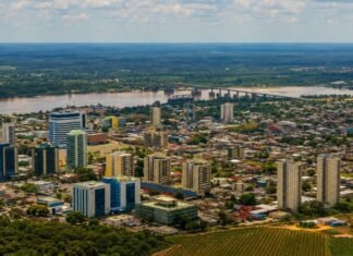 PIB de Rondônia cresce 76,54% e coloca estado entre os maiores avanços do Brasil Vista aérea de Porto Velho com o Rio Madeira ao fundo, representando o crescimento do PIB de Rondônia