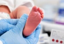 Teste do pezinho faz 25 anos, mas versão ampliada ainda avança lentamente Teste do pezinho em recém-nascido durante triagem neonatal no Brasil