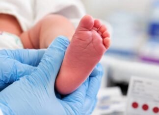 Teste do pezinho faz 25 anos, mas versão ampliada ainda avança lentamente Teste do pezinho em recém-nascido durante triagem neonatal no Brasil