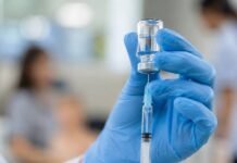Entenda quem não deve receber a nova vacina contra dengue Profissional de saúde prepara vacina em seringa para ilustrar restrições da vacina contra dengue do Butantan