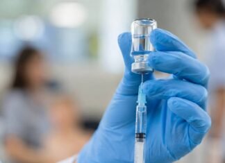 Entenda quem não deve receber a nova vacina contra dengue Profissional de saúde prepara vacina em seringa para ilustrar restrições da vacina contra dengue do Butantan