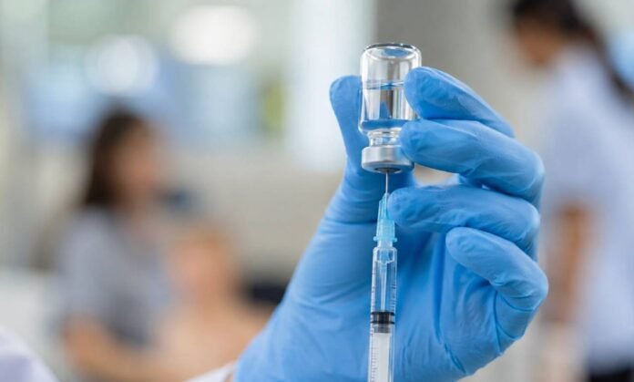 Vacina contra dengue do Butantan tem restrições para grupos específicos Profissional de saúde prepara vacina em seringa para ilustrar restrições da vacina contra dengue do Butantan
