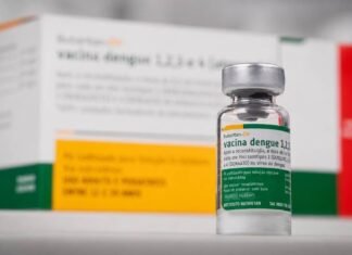 Ministério da Saúde suspende vacina da dengue do Butantan após dois óbitos suspeitos Frasco da vacina da dengue do Butantan em destaque, com embalagem ao fundo, após suspensão temporária pelo Ministério da Saúde.