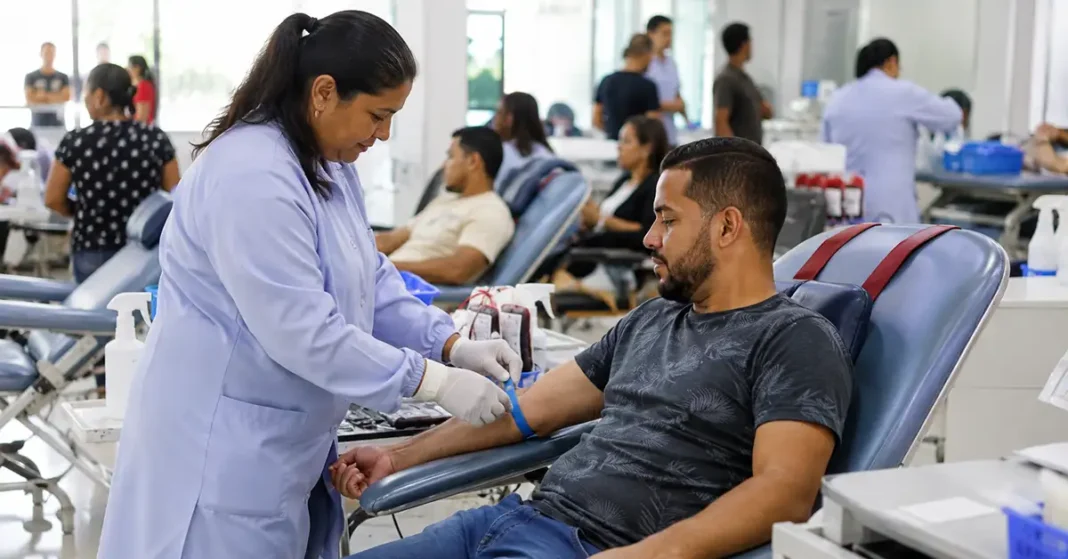 Voluntário se prepara para doar sangue em Porto Velho durante campanha para reforçar a Fhemeron.