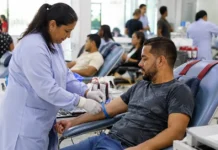 Campanha chama voluntários para doar sangue em Porto Velho Voluntário se prepara para doar sangue em Porto Velho durante campanha para reforçar a Fhemeron.