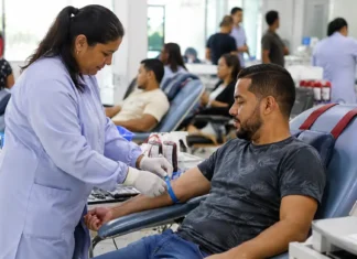 Campanha chama voluntários para doar sangue em Porto Velho Voluntário se prepara para doar sangue em Porto Velho durante campanha para reforçar a Fhemeron.