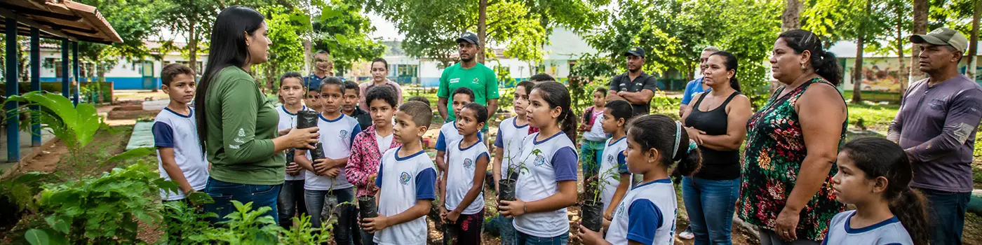 Crianças e moradores recebem orientação ambiental e mudas em ação contra queimadas em Porto Velho