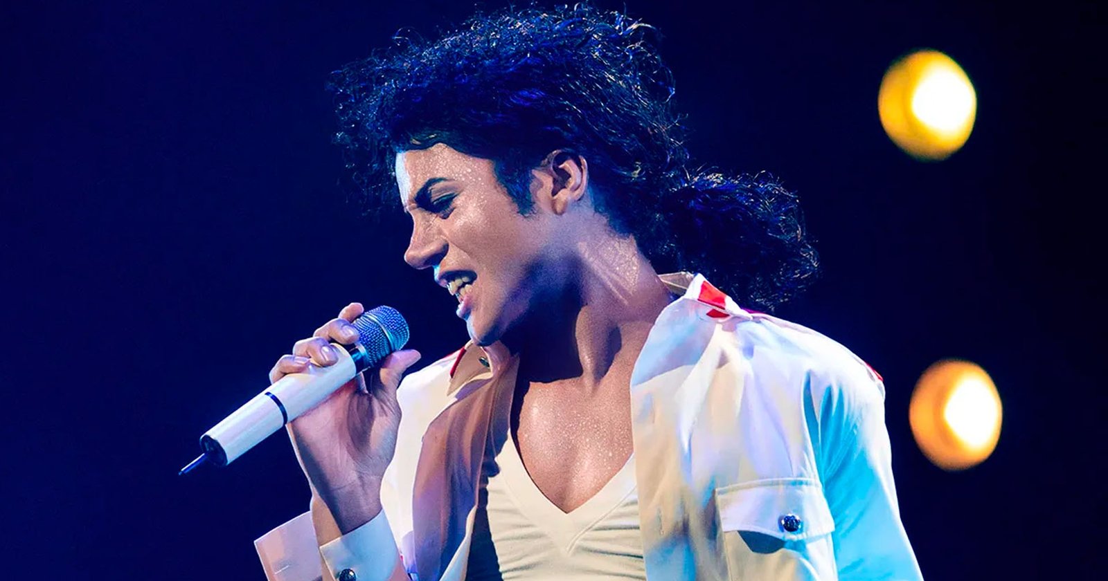 Michael no streaming mostra cena de apresentação musical com microfone
