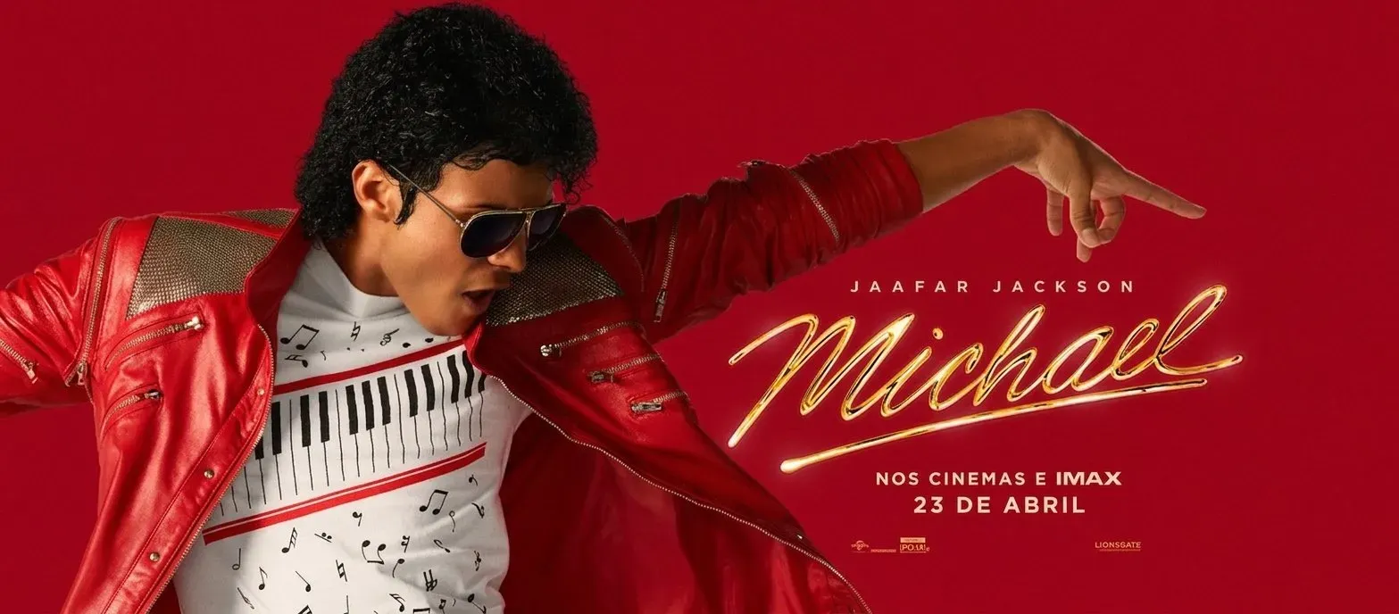 Michael no streaming com Jaafar Jackson em cena inspirada no filme