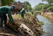 Limpeza de igarapés em Porto Velho passa de 16 km e mira alagamentos Limpeza de igarapés em Porto Velho retira entulhos de canal urbano para prevenir alagamentos.