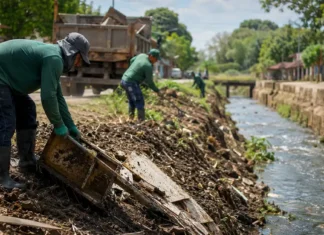 Limpeza de igarapés em Porto Velho passa de 16 km e mira alagamentos Limpeza de igarapés em Porto Velho retira entulhos de canal urbano para prevenir alagamentos.
