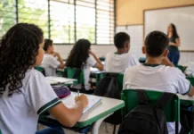 Rondônia reduz abandono no ensino médio e melhora permanência escolar Permanência escolar em Rondônia com estudantes do ensino médio em sala de aula