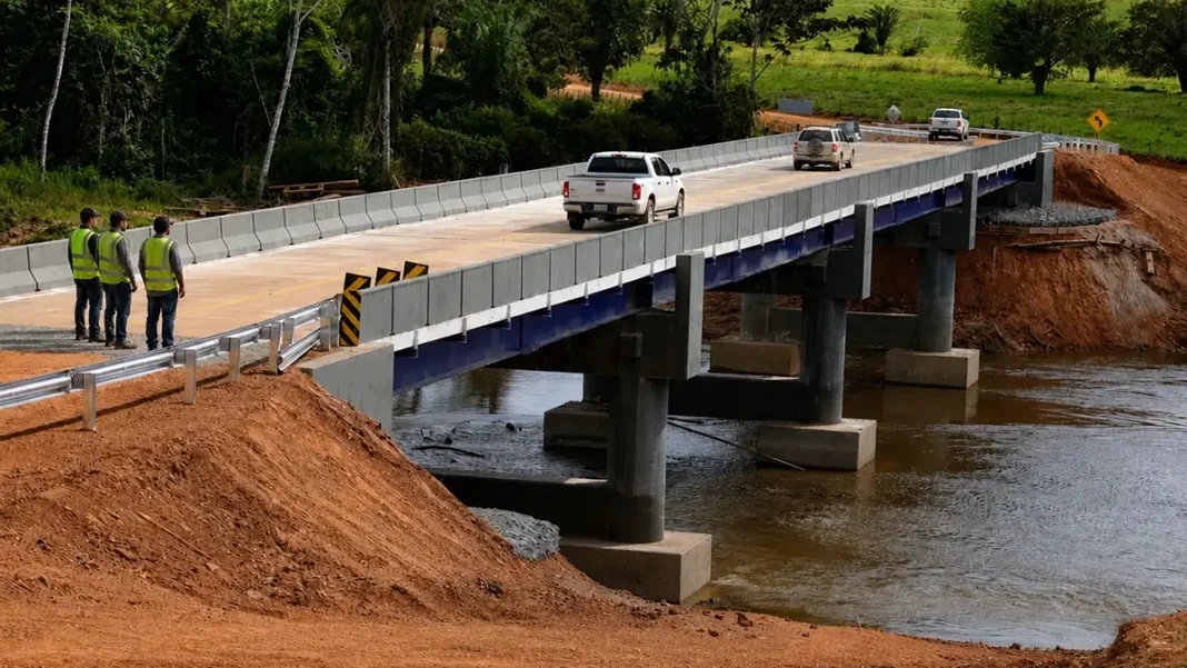 Ponte RO-495 com tráfego liberado sobre o Rio Pimenta Bueno no Cone Sul de Rondônia.