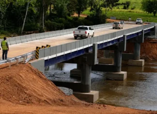 Ponte liberada no Cone Sul melhora acesso pela RO-495 Ponte RO-495 com tráfego liberado sobre o Rio Pimenta Bueno no Cone Sul de Rondônia.