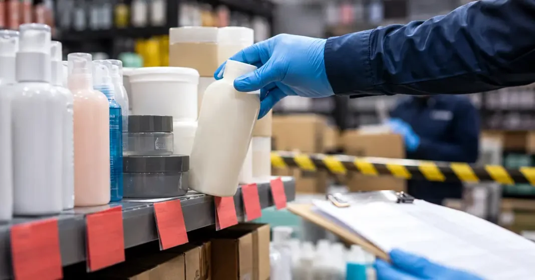 Produtos sem registro são retirados de prateleira em ação de fiscalização sanitária.