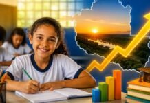 Rondônia atinge 74% de crianças alfabetizadas e supera meta nacional antes do prazo Criança escrevendo em sala de aula com mapa de Rondônia e elementos de crescimento educacional