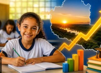Rondônia atinge 74% de crianças alfabetizadas e supera meta nacional antes do prazo Criança escrevendo em sala de aula com mapa de Rondônia e elementos de crescimento educacional