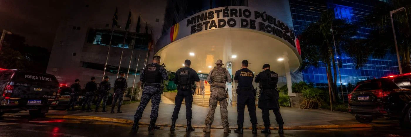 Imagem-faixa da Operação Audácia XI com viaturas e ação integrada de forças de segurança em Rondônia